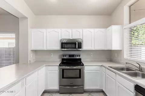 Kitchen - 4029 W Hackamore Dr, Phoenix, AZ 85083 photo 3 of 4