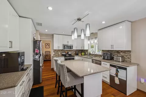 3921 E Desert Flower Ln, Phoenix, AZ 85044 photo 9