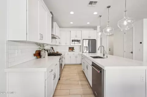 Kitchen - 634 E Deer Creek Rd, Phoenix, AZ 85048 photo 4 of 5