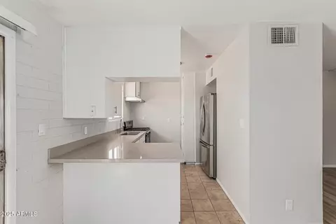 Kitchen - 4641 S 17th Pl, Phoenix, AZ 85040 photo 1 of 3