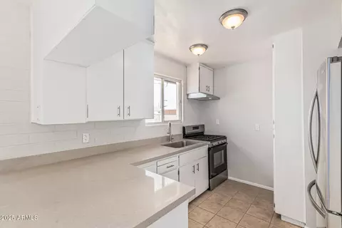 Kitchen - 4641 S 17th Pl, Phoenix, AZ 85040 photo 2 of 3