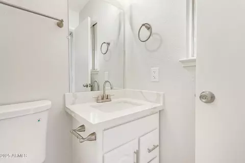 Bath - 1754 E Alta Vista Rd, Phoenix, AZ 85042 photo 2 of 3