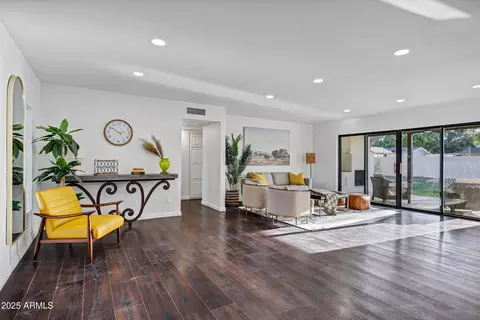 Living - 8024 N 7th Ave, Phoenix, AZ 85021 photo 2 of 4