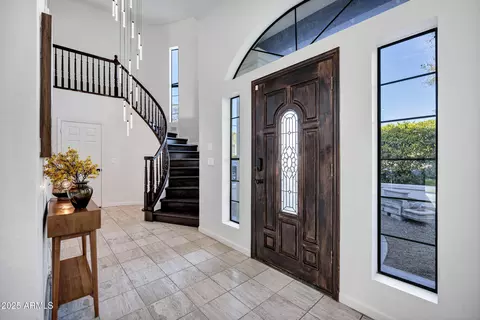 Entry Way - 8024 N 7th Ave, Phoenix, AZ 85021 photo 2 of 4
