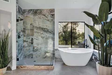 Bath - 8024 N 7th Ave, Phoenix, AZ 85021 photo 4 of 8