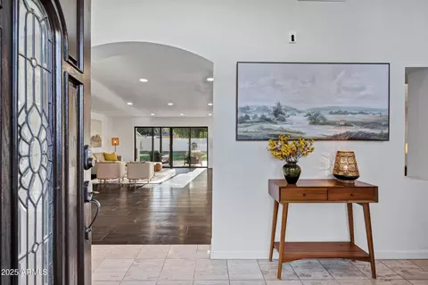 Entry Way - 8024 N 7th Ave, Phoenix, AZ 85021 photo 1 of 4