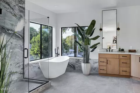 Bath - 8024 N 7th Ave, Phoenix, AZ 85021 photo 1 of 8