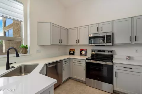 Kitchen - 4441 E Tether Trl, Phoenix, AZ 85050 photo 4 of 4