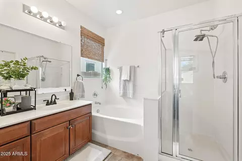 Bath - 4611 S 25th Dr, Phoenix, AZ 85041 photo 4 of 4