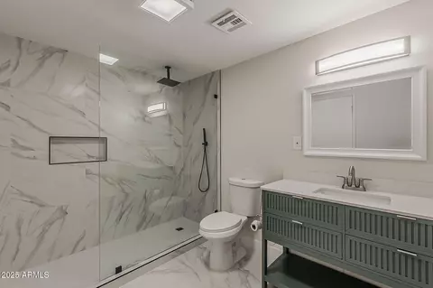 Bath - 4025 E Surrey Ave, Phoenix, AZ 85032 photo 1 of 3