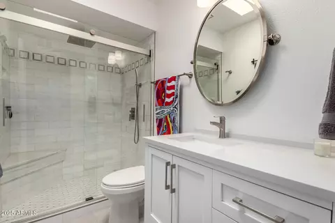 Bath - 1011 E Becker Ln, Phoenix, AZ 85020 photo 3 of 3