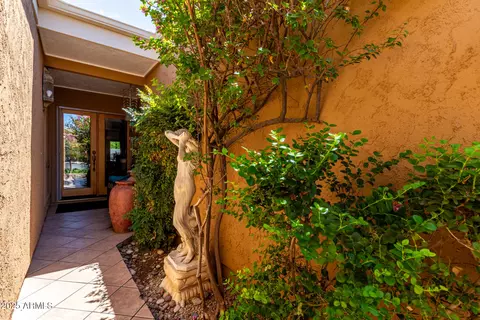 Exterior - 1011 E Becker Ln, Phoenix, AZ 85020 photo 3 of 9