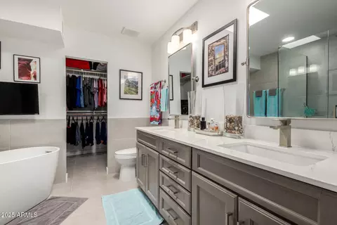 Bath - 1011 E Becker Ln, Phoenix, AZ 85020 photo 2 of 3