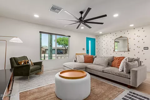 Living - 3507 E Cortez St, Phoenix, AZ 85028 photo 2 of 3