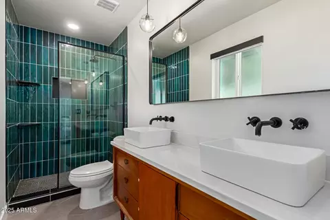 Bath - 3507 E Cortez St, Phoenix, AZ 85028 photo 1 of 3