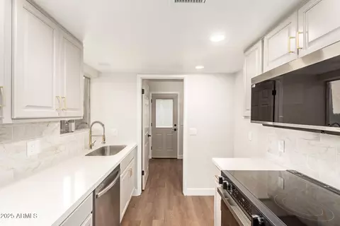 Kitchen - 1002 E Cochise Dr, Phoenix, AZ 85020 photo 1 of 3