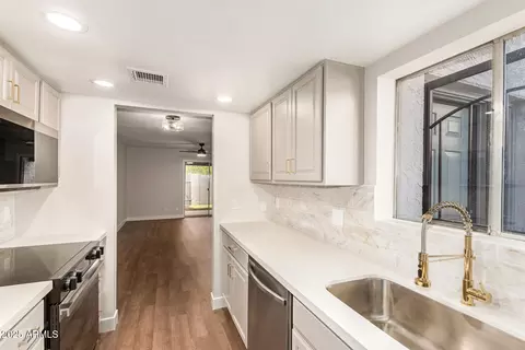 Kitchen - 1002 E Cochise Dr, Phoenix, AZ 85020 photo 3 of 3