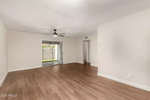 Living - 1002 E Cochise Dr, Phoenix, AZ 85020 photo 1 of 4