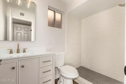 Bath - 1002 E Cochise Dr, Phoenix, AZ 85020 photo 2 of 2