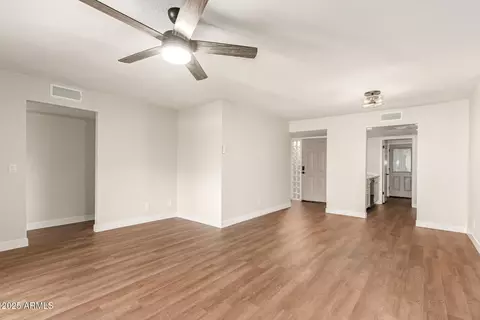 Living - 1002 E Cochise Dr, Phoenix, AZ 85020 photo 2 of 4