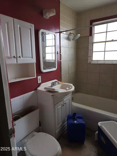 Bath - 27 Lowell Ave, Bisbee, AZ 85603 photo 1 of 1