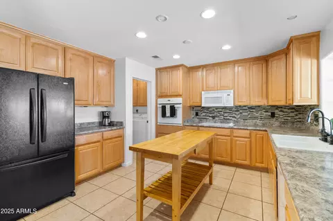 Kitchen - 2122 E Palmcroft Dr, Tempe, AZ 85282 photo 1 of 2