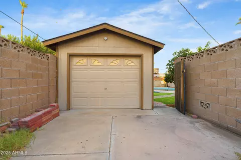 Exterior - 1020 W Orangewood Ave, Phoenix, AZ 85021 photo 5 of 12