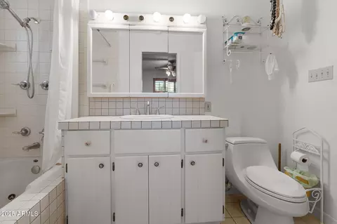 Bath - 1020 W Orangewood Ave, Phoenix, AZ 85021 photo 1 of 2