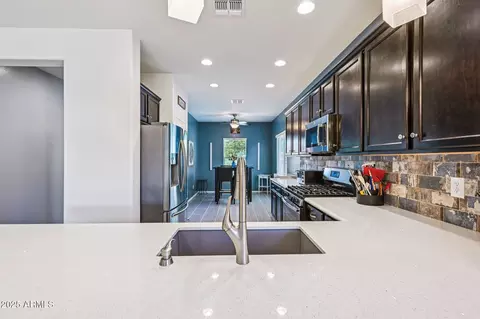 Kitchen - 7764 S Abbey Ln, Gilbert, AZ 85298 photo 5 of 7