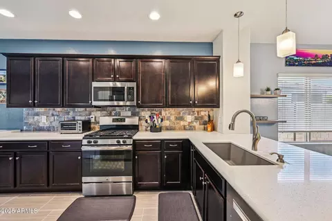 Kitchen - 7764 S Abbey Ln, Gilbert, AZ 85298 photo 4 of 7