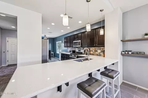 Kitchen - 7764 S Abbey Ln, Gilbert, AZ 85298 photo 6 of 7