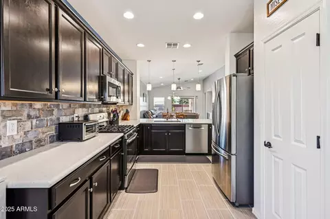 Kitchen - 7764 S Abbey Ln, Gilbert, AZ 85298 photo 2 of 7