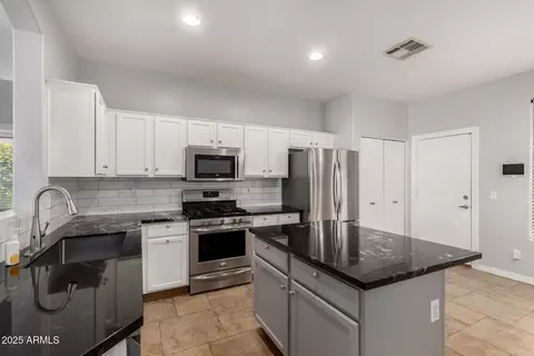Kitchen - 4292 E Shannon St, Gilbert, AZ 85295 photo 4 of 5