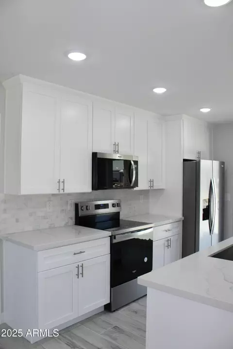 Kitchen - 20134 E Lakeside Rd, Mayer, AZ 86333 photo 3 of 5
