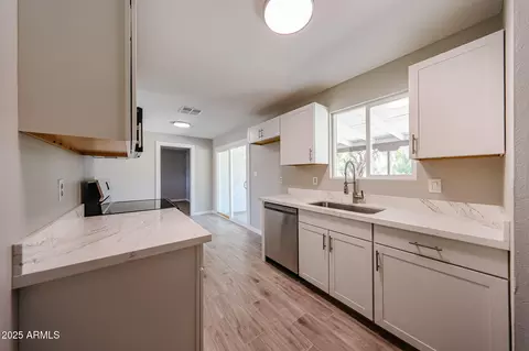 Kitchen - 4425 N 70th Ave, Phoenix, AZ 85033 photo 2 of 3
