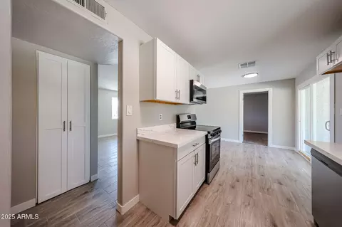 Kitchen - 4425 N 70th Ave, Phoenix, AZ 85033 photo 3 of 3