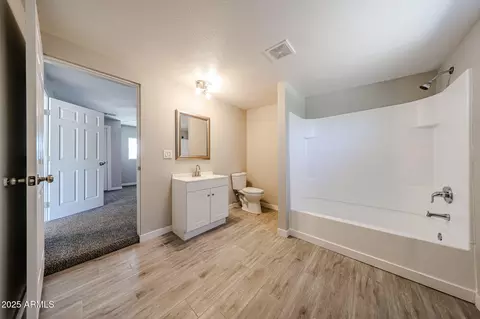 Bath - 4425 N 70th Ave, Phoenix, AZ 85033 photo 1 of 2