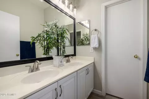Bath - 994 S Oak St, Gilbert, AZ 85233 photo 4 of 4
