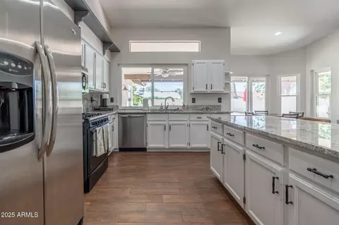 Kitchen - 4407 E Le Marche Ave, Phoenix, AZ 85032 photo 4 of 5