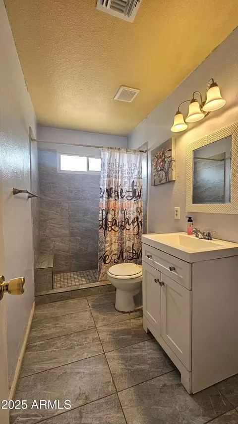 Bath - 6829 W Berkeley Rd, Phoenix, AZ 85035 photo 1 of 1