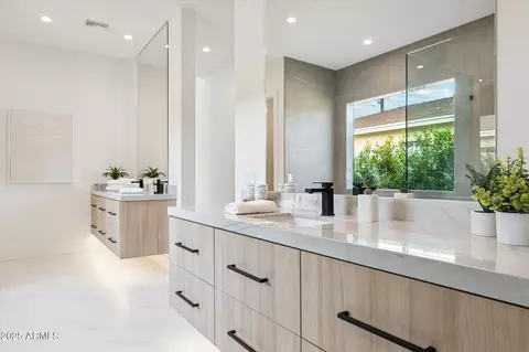 Bath - 4546 E Glenrosa Ave, Phoenix, AZ 85018 photo 1 of 8