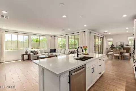 Kitchen - 1479 E Rakestraw Ln, Gilbert, AZ 85298 photo 2 of 5