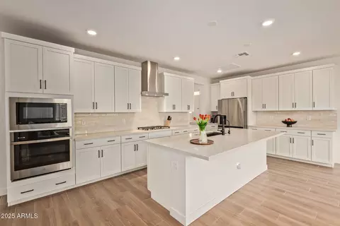 Kitchen - 1479 E Rakestraw Ln, Gilbert, AZ 85298 photo 4 of 5