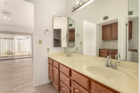 Bath - 3228 E Taro Ln, Phoenix, AZ 85050 photo 2 of 5
