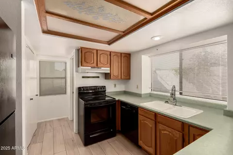 Kitchen - 3228 E Taro Ln, Phoenix, AZ 85050 photo 2 of 3