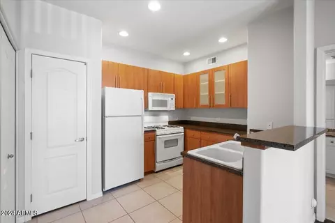 Kitchen - 6900 E Princess Dr #1219, Phoenix, AZ 85054 photo 2 of 3