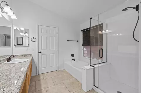 Bath - 1092 W Vaughn Ave, Gilbert, AZ 85233 photo 2 of 3