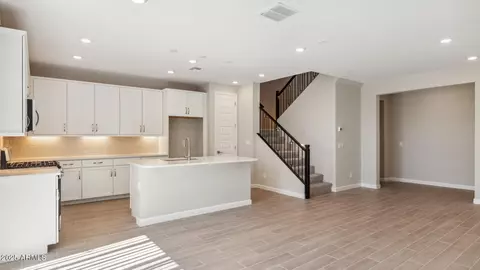 5810 E Zachary Dr, Phoenix, AZ 85054