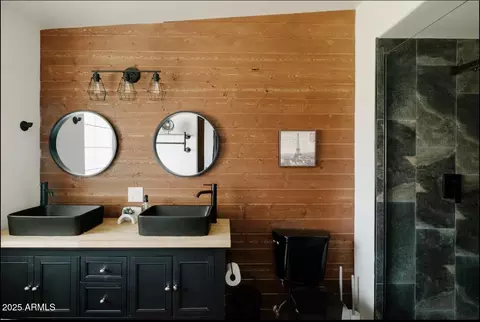 Bath - 1133 E State Ave E, Phoenix, AZ 85020 photo 3 of 6