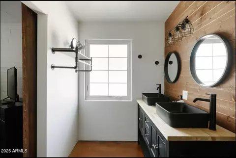 Bath - 1133 E State Ave E, Phoenix, AZ 85020 photo 2 of 6